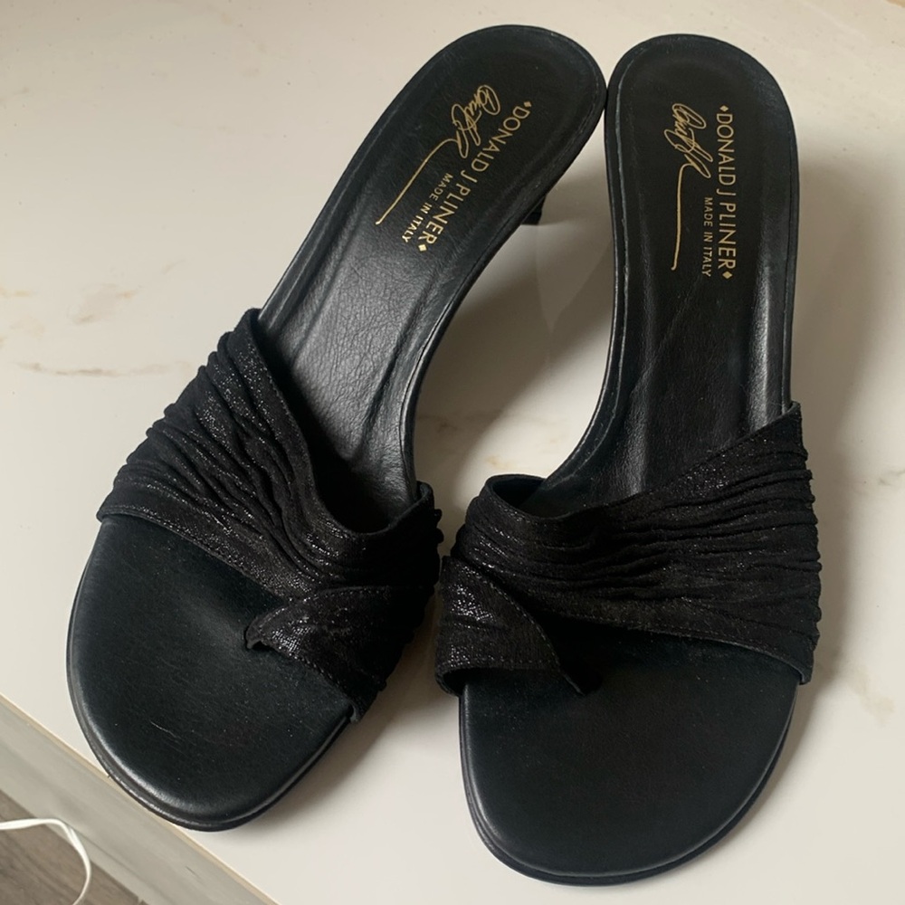 New Donald J Pliner black Shimmering size 8.5 Sandals